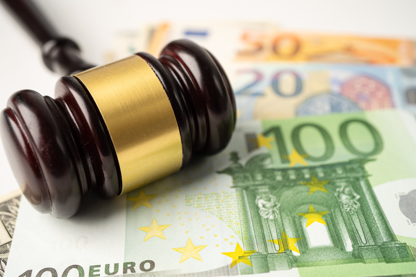 Richterhammer auf Euro-Banknoten_bbr.legal Baumann Brunkhorst Rechtsanwälte_wirtschaftsstrafrecht
